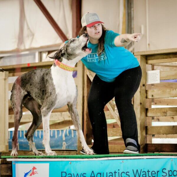 dock diving and handler in trucker hat_Tobi Borkington